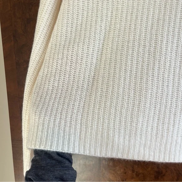 100% Cashmere White Knit V Neck Sweater - Picture 7 of 7